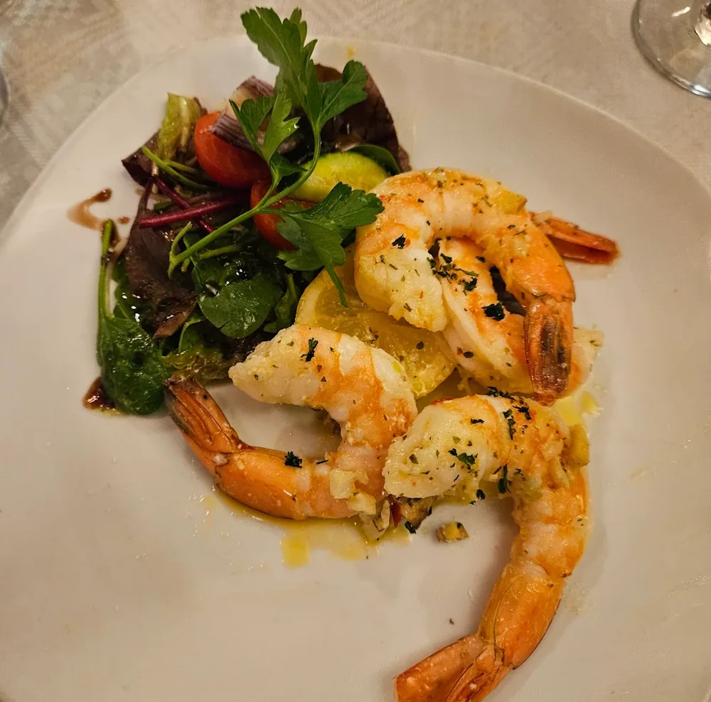 King prawn starter with dressed salad and lemon at Piccolos